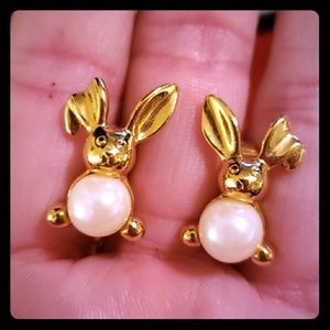 Vntg Avon goldtone faux pearl bunny clip earrings